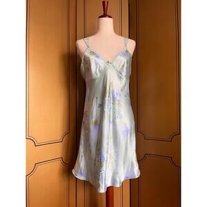 Vintage nightgown wit lace neckline, size M